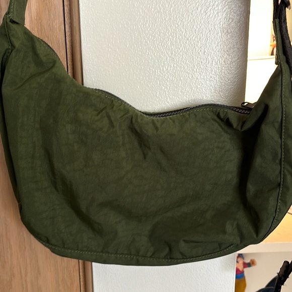 NWOT BAGGU X Jessica Williams Embroidered Medium Crescent Bag - Picture 4 of 6